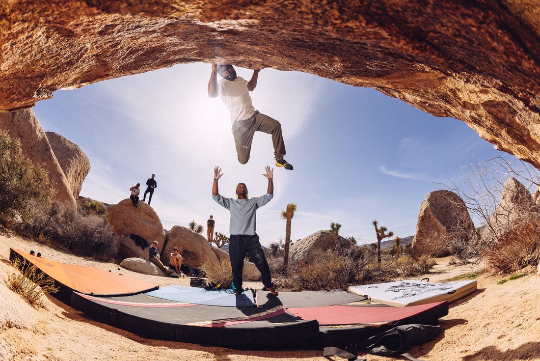 Pursuit photography — desert bouldering